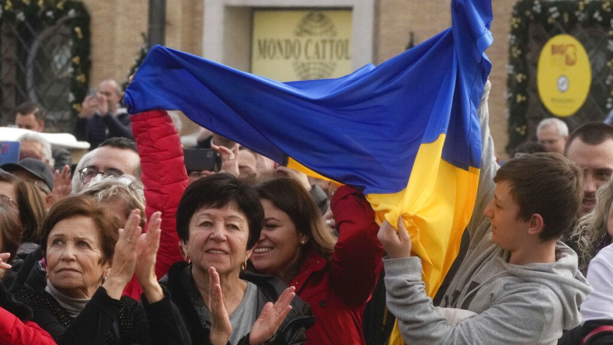 Ukrán menekültek hallgatják a pápát karácsonykor