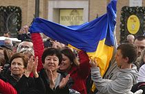 Ukrán menekültek hallgatják a pápát karácsonykor