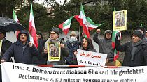 مظاهرة أمام السفارة الإيرانية في برلين، ألمانيا، ضد إعدام الإيراني محسن شكاري، 8 ديسمبر 2022 .