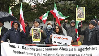 مظاهرة أمام السفارة الإيرانية في برلين، ألمانيا، ضد إعدام الإيراني محسن شكاري، 8 ديسمبر 2022 .