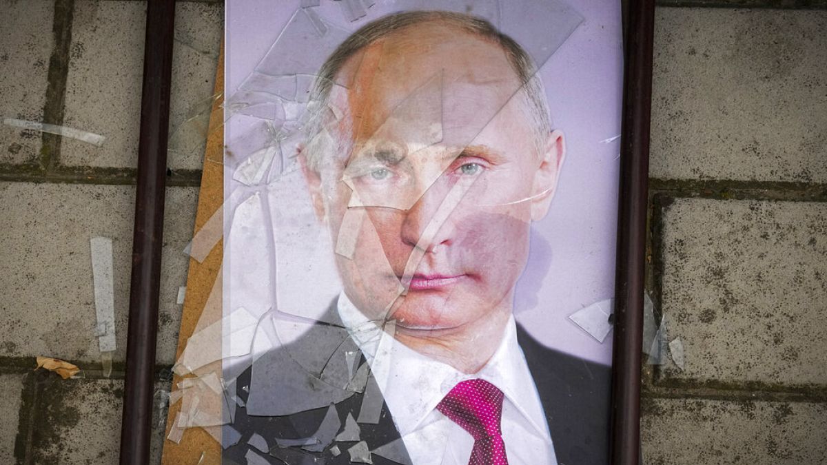 Putyin elnök földhöz vágott portréja az ukrajnai Herszonban