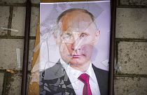 Putyin elnök földhöz vágott portréja az ukrajnai Herszonban