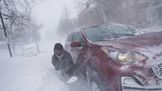 رجل علقت سيارته في جرف ثلجي خلال العاصف الثلجية التي ضربت مدينة بوفالو، ولاية نيويورك، 24 ديسمبر/كانون الأول 2022