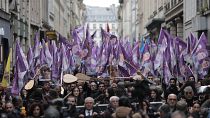 Сотни курдов прошли безмолвным маршем по улицам Парижа. 26.12.2022.
