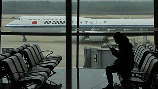 Une personne assise dans l'aéroport de Pékin, le 29 octobre 2022