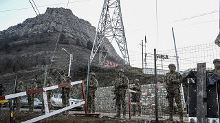 جنود أذربيجانيون يقفون في حراسة عند نقطة تفتيش عند ممر لاتشين، الرابط البري الوحيد  مع أرمينيا، لمنطقة ناغورني قره باغ  المنفصلة التي يقطنها الأرمن.
