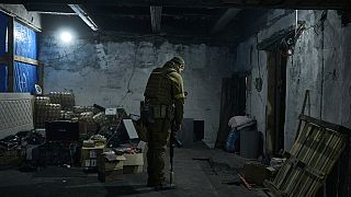Un soldado ucraniano permanece en un centro de mando subterráneo en Bajmut, región de Donetsk, Ucrania, el domingo 25 de diciembre de 2022.