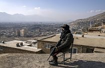 Un miembro de las fuerzas de seguridad afganas vigila desde un tejado de Kabul