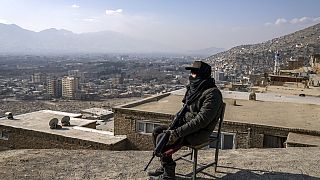 Ein Soldat der Taliban überblickt Kabul von einem Hausdach.