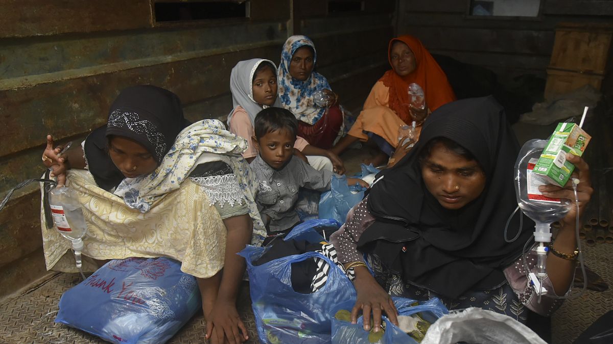 مجموعة من النساء والأطفال من أقلية الروهينغا الذين وصلوا إلى إندونيسيا 26 ديسمبر 2022