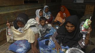 مجموعة من النساء والأطفال من أقلية الروهينغا الذين وصلوا إلى إندونيسيا 26 ديسمبر 2022