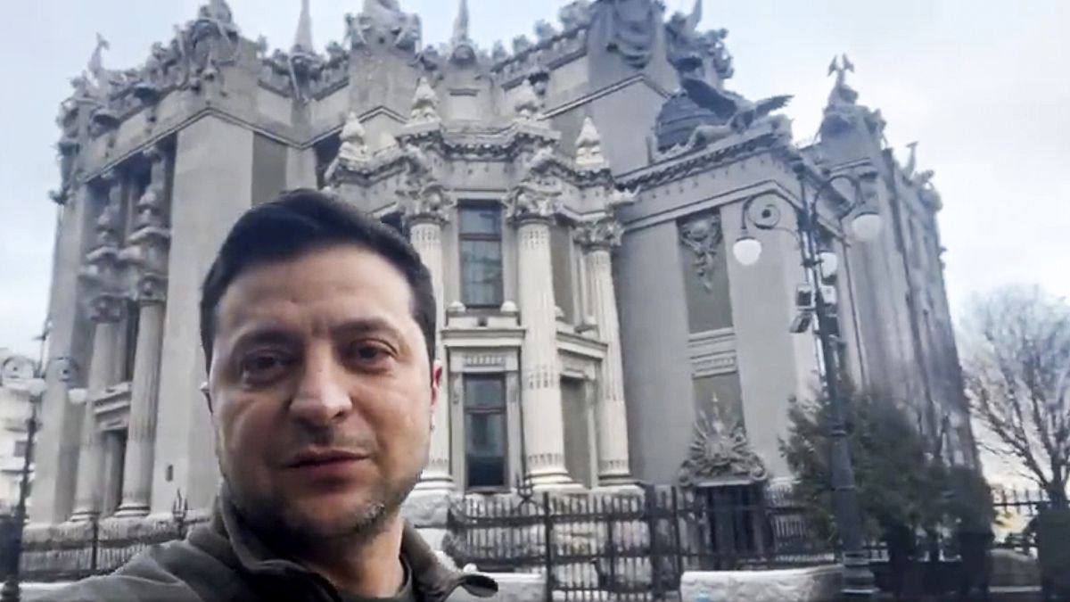 Volodimir Zelenszkij videóüzenetet vesz fel a háború első napjaiban