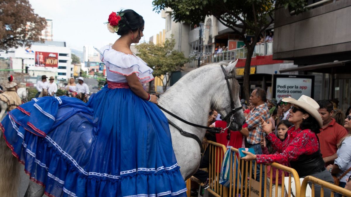 Eine Reiterin nimmt an der traditionellen "El Tope" Parade in Costa Ricas Hauptstadt San José teil
