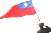 احترام یک نظامی زن تایوانی به پرچم کشورش