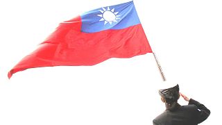 احترام یک نظامی زن تایوانی به پرچم کشورش