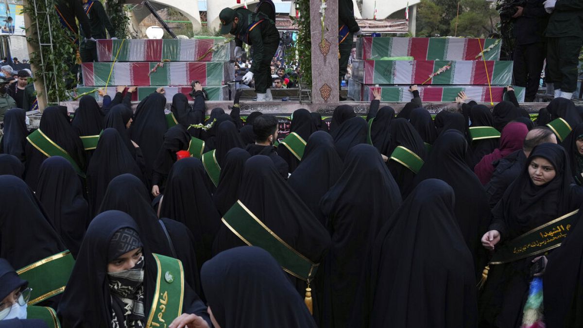 Askerlerin cenazeleri İran bayrağına sarılı tabutlarda taşındı