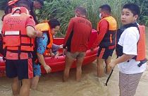 A fülöp-szigeteki partőrség munkatársai segítenek az árvíz utáni mentésben - képünk illusztráció