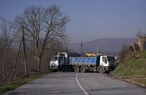 شاحنات صربية تغلق الطريق بقرية رودير بمدينة زيفتشان