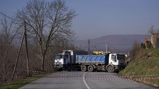 شاحنات صربية تغلق الطريق بقرية رودير بمدينة زيفتشان