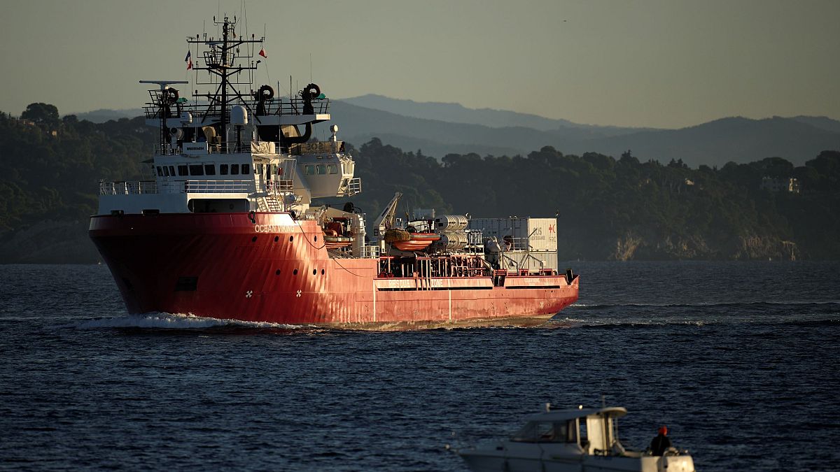 السفينة الإنسانية "أوشين فايكينغ" تشق طريقها إلى القاعدة العسكرية في تولون بفرنسا. 2022/11/11