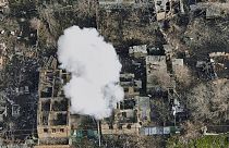Füstfelhő a Bahmut külvárosát ért orosz rakétatámadás után