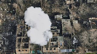 Füstfelhő a Bahmut külvárosát ért orosz rakétatámadás után