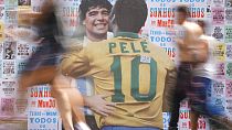 Pelé abrazando a Maradona