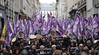نشطاء أكراد يحملون الأعلام لتكريم ثلاث ناشطات كرديات تم العثور عليهن مقتولات بالرصاص عام 2013- باريس 26 ديسمبر 2022.