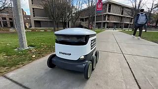 يمكن مشاهدة هذه الروبوتات وهي تتنقل بأمان بين الطلاب داخل الحرم الجامعي