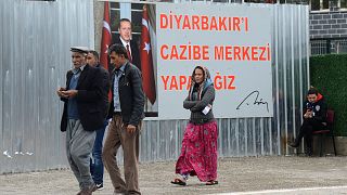 پوستر رجب طیب اردوغان، رئیس جمهور ترکیه در بیرون از یک مرکز رای‌گیری در جریان انتخابات محلی، در دیاربکر ترکیه،۳۱ مارس ۲۰۱۹.