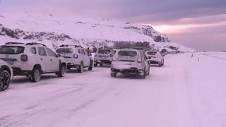 Az út szélén vesztgelő autósok Izlandon