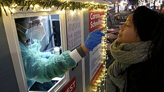 Almanya'nın başkenti Berlin'deki bir caddede koronavirüs hızlı test noktası