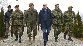Ministro da Defesa sérvio junto à fronteira com o Kosovo