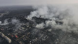 El humo ondea después de los ataques rusos en las afueras de Bajmut, Ucrania, martes 27 de diciembre de 2022.