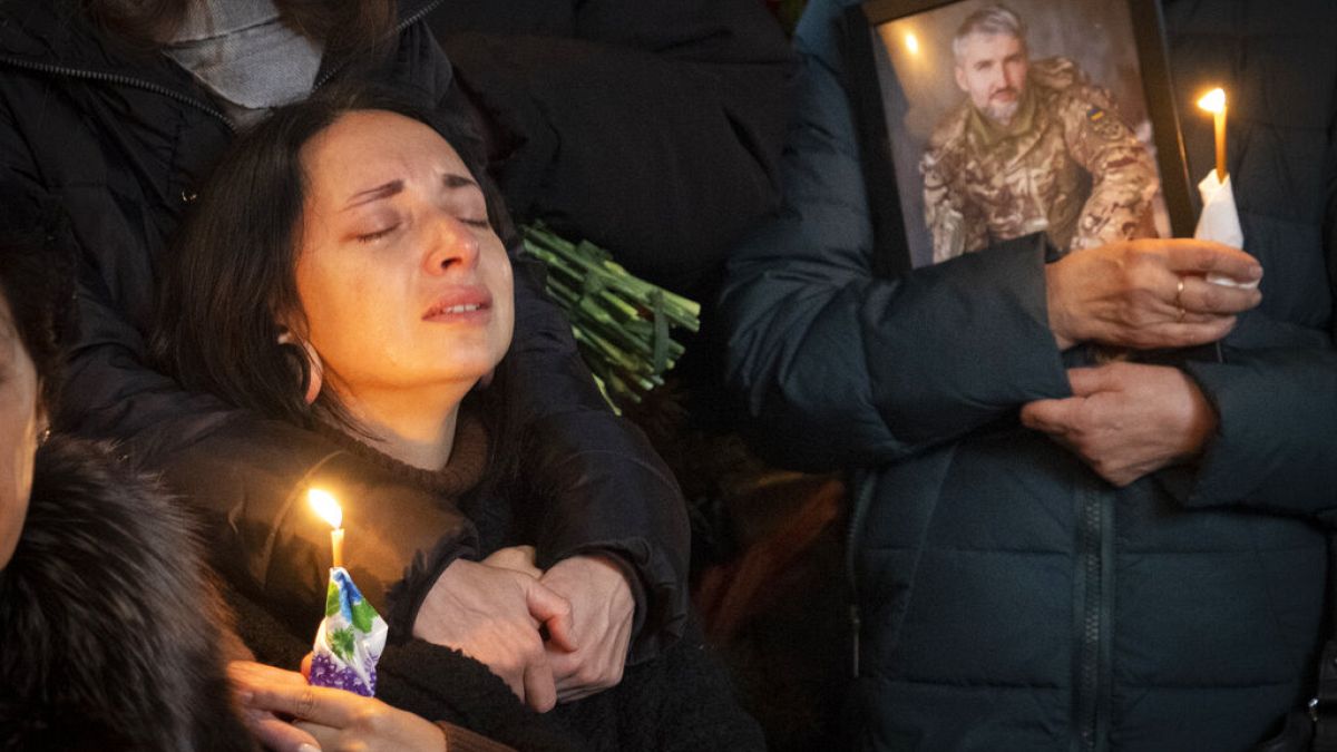 Familiares choram a morte de Volodymyr Yezhov, voluntário ucraniano morto em combate, Kiev, Ucrânia