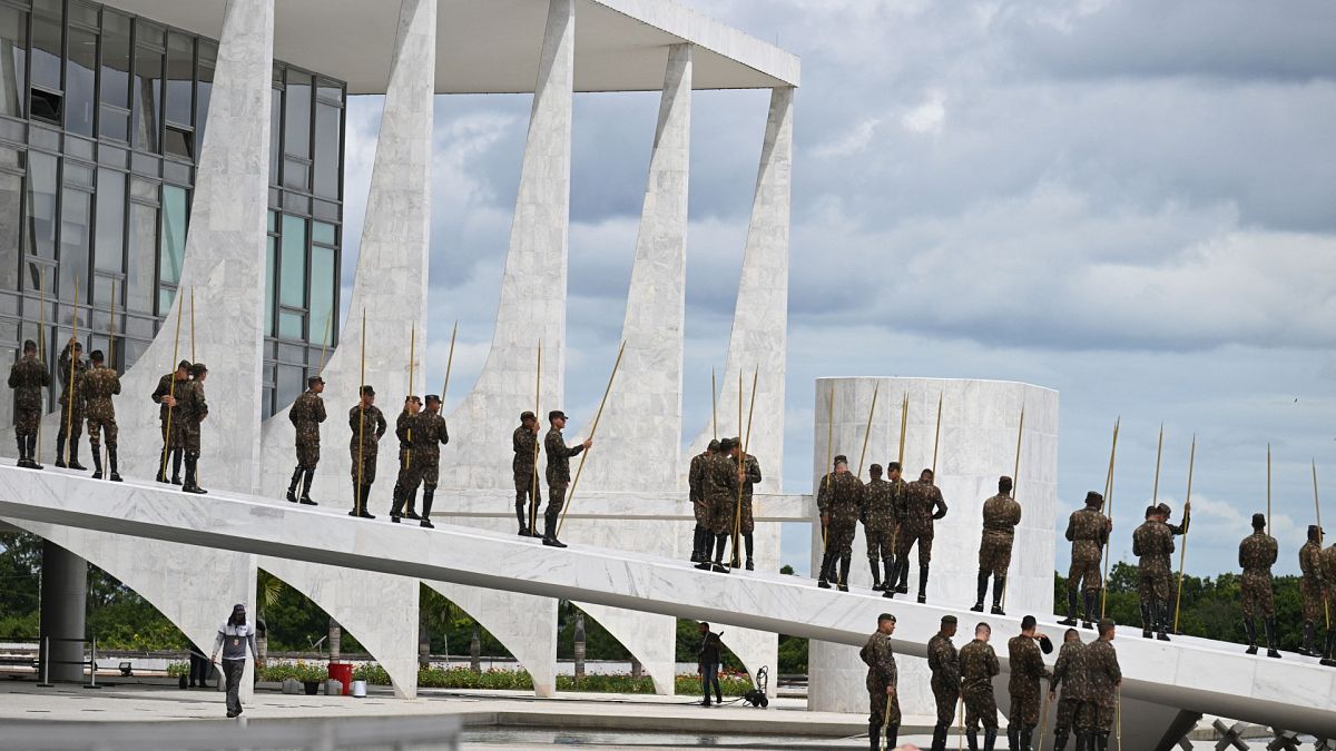 Soldats préparant la cérémonie d'investiture de Lula, le 27 décembre devant le palais de l'Aurore à Brésilia 