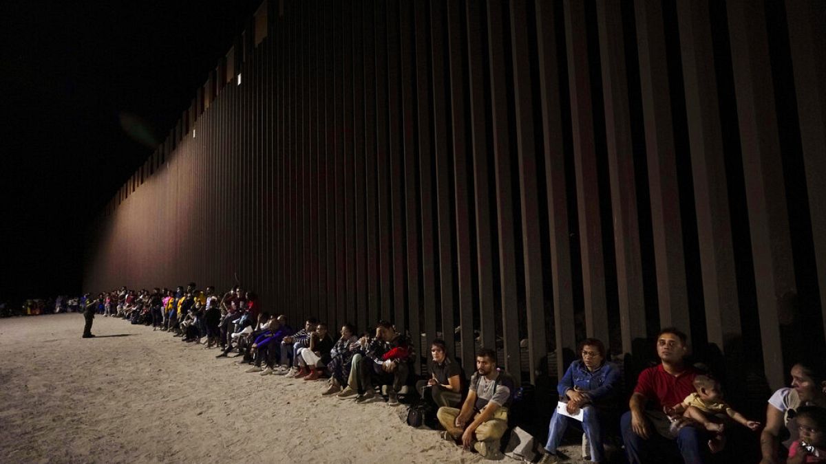 ABD-Meksika sınırında bekleyen göçmenler (arşiv)