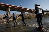 مهاجرون يسيرون باتجاه الحدود الأمريكية المكسيكية في سيوداد خواريز، المكسيك.2022/12/19