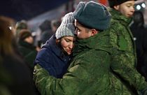 أحد جنود الاحتياط الروس يعانق امرأة قبل التوجه إلى الحرب في أوكرانيا 
