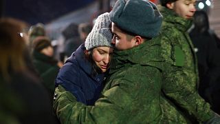 أحد جنود الاحتياط الروس يعانق امرأة قبل التوجه إلى الحرب في أوكرانيا 