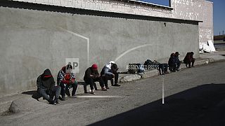 Dei migranti siedono in un rifugio al confine tra gli Stati Uniti e il Messico a Ciudad Juarez. 19 dicembre 2022.