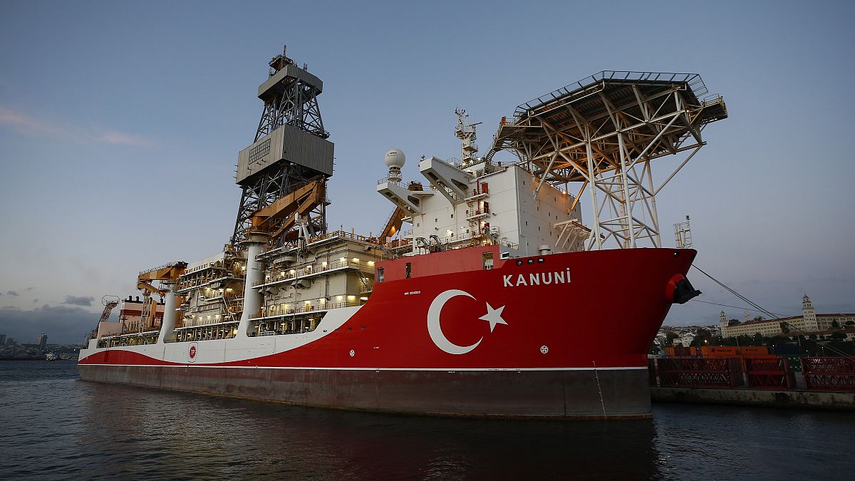 El buque perforador turco Kanuni aparece atracado en el puerto de Haydarpasa en Estambul