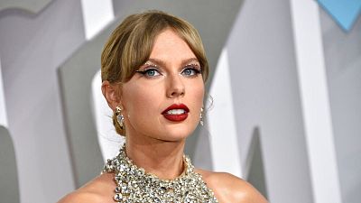 Taylor Swift arrives at the MTV Video Music Awards