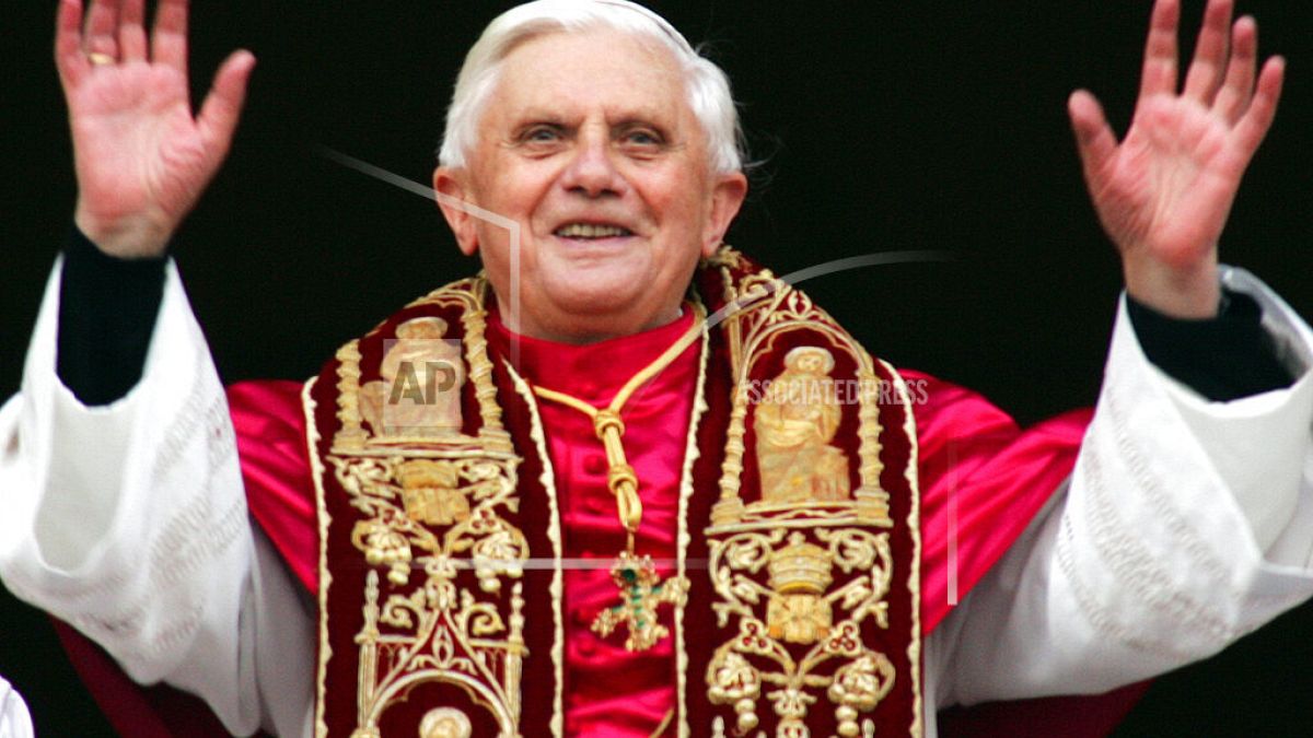 Il neoeletto Papa Joseph Ratzinger saluta la folla dal balcone centrale della Basilica di S. Pietro, in Vaticano, martedì 19 aprile 2005.