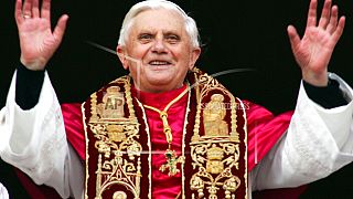 Il neoeletto Papa Joseph Ratzinger saluta la folla dal balcone centrale della Basilica di S. Pietro, in Vaticano, martedì 19 aprile 2005.