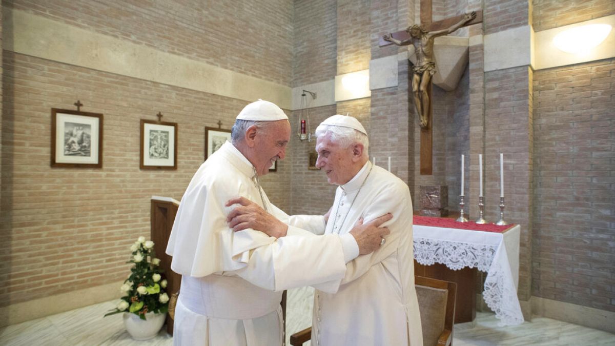  Papa Francis ve emekli Papa 16. Benedikt 