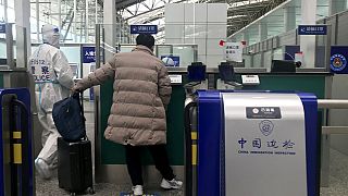 Ein Reisender kommt am Guangzhou Baiyun Airport im Süden Chinas an
