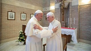 البابا السابق بنديكت السادس عشر (يمينا) مع بابا الفاتيكان فرنسيس