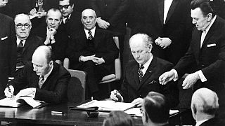Ο Τζακ Λιντς (δεξιά) υπογράφει την ένταξη της Ιρλανδίας στην ΕΕ