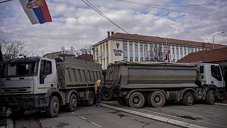 Une barricade dans la ville de Mitrovica, au nord du Kosovo, le 28 décembre 2022.